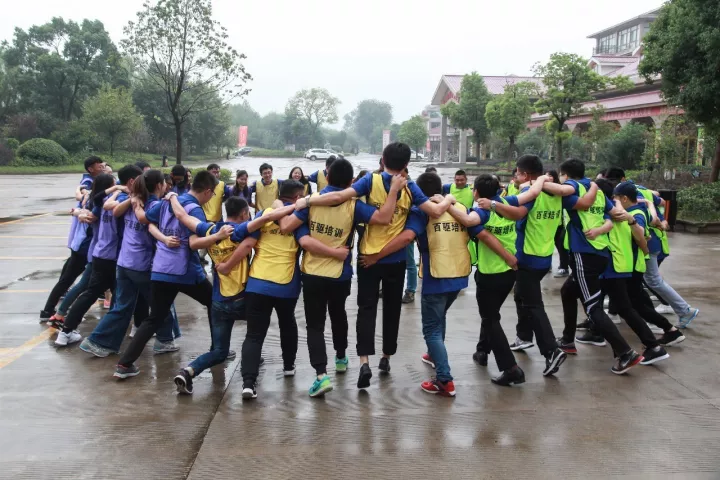 圖丨骨干員工首期班團(tuán)隊拓展精彩瞬間