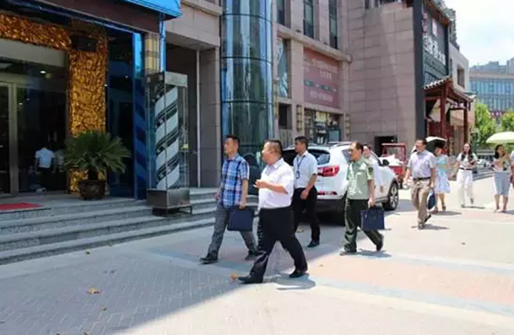 華地新街迎接合肥市市級特色商業示范街區驗收組專家