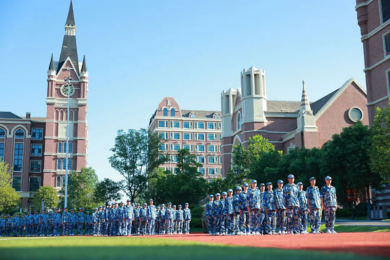 迷彩淬火記 | 淬煉青春鑄鋒芒！新華高級中學2025級高一年級軍訓閉營儀式圓滿收官